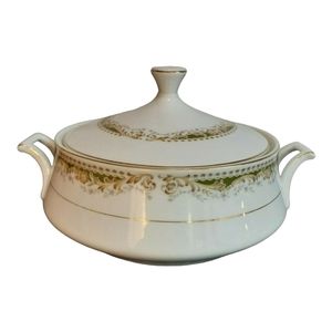 Signature Collection Queen Anne China Covered Vegetable Dish Japan